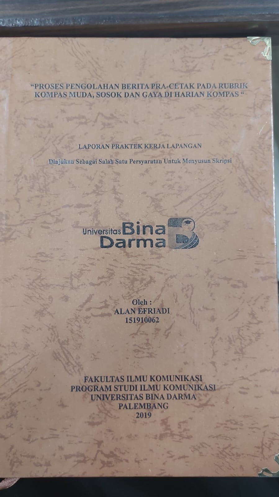 Cover PROSES PENGELOLAHAN BERITA PRA-CETAK PADA RUBRIK KOMPAS MUDA, SOSOK DAN GAYA DI HARIAN KOMPAS / ALAN EFRIANDI