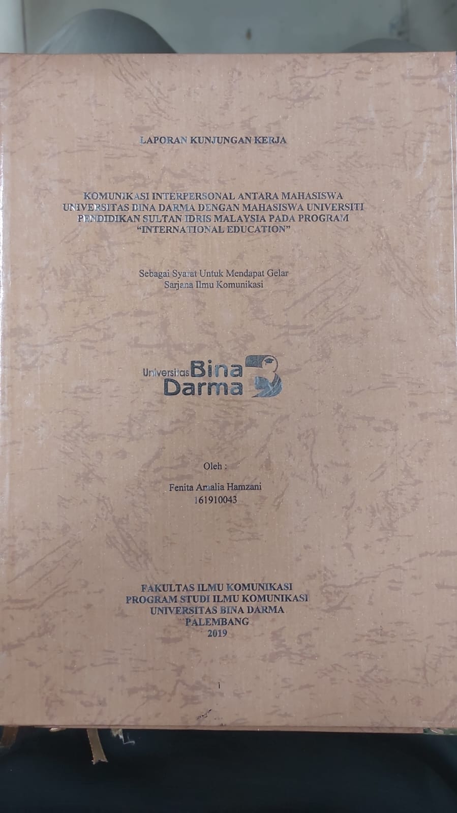 Cover KOMUNIKASI INTERNASIONAL ANTARA MAHASISWA UNIVERSITAS BINA DARMA DENGAN MAHASISWA UNIVERSITI PENDIDIKAN SULTAN IDRIS MALAYSIA PADA PROGRAM "INTERNASIONAL EDUCATION" / FENITA AMALIA HAMZANI