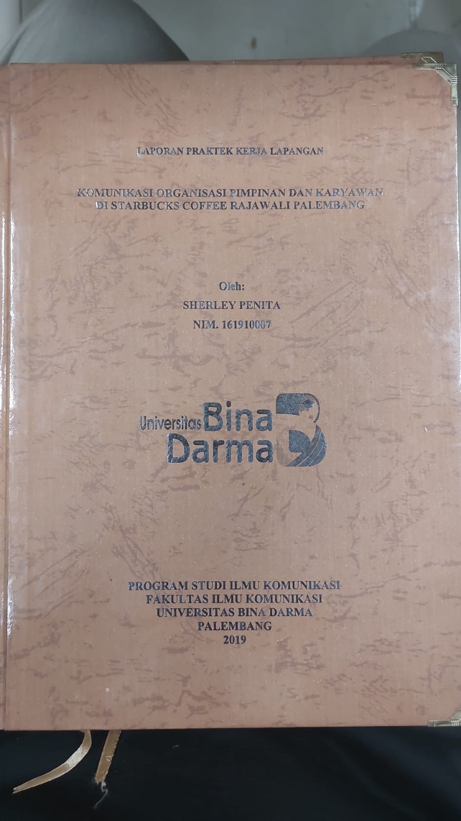 Cover KOMUNIKASI ORGANISASI PIMPINAN DAN KARYAWAN DI STARBUCKS COFFEE RAJAWALI PALEMBANG / SHERLEY PENITA