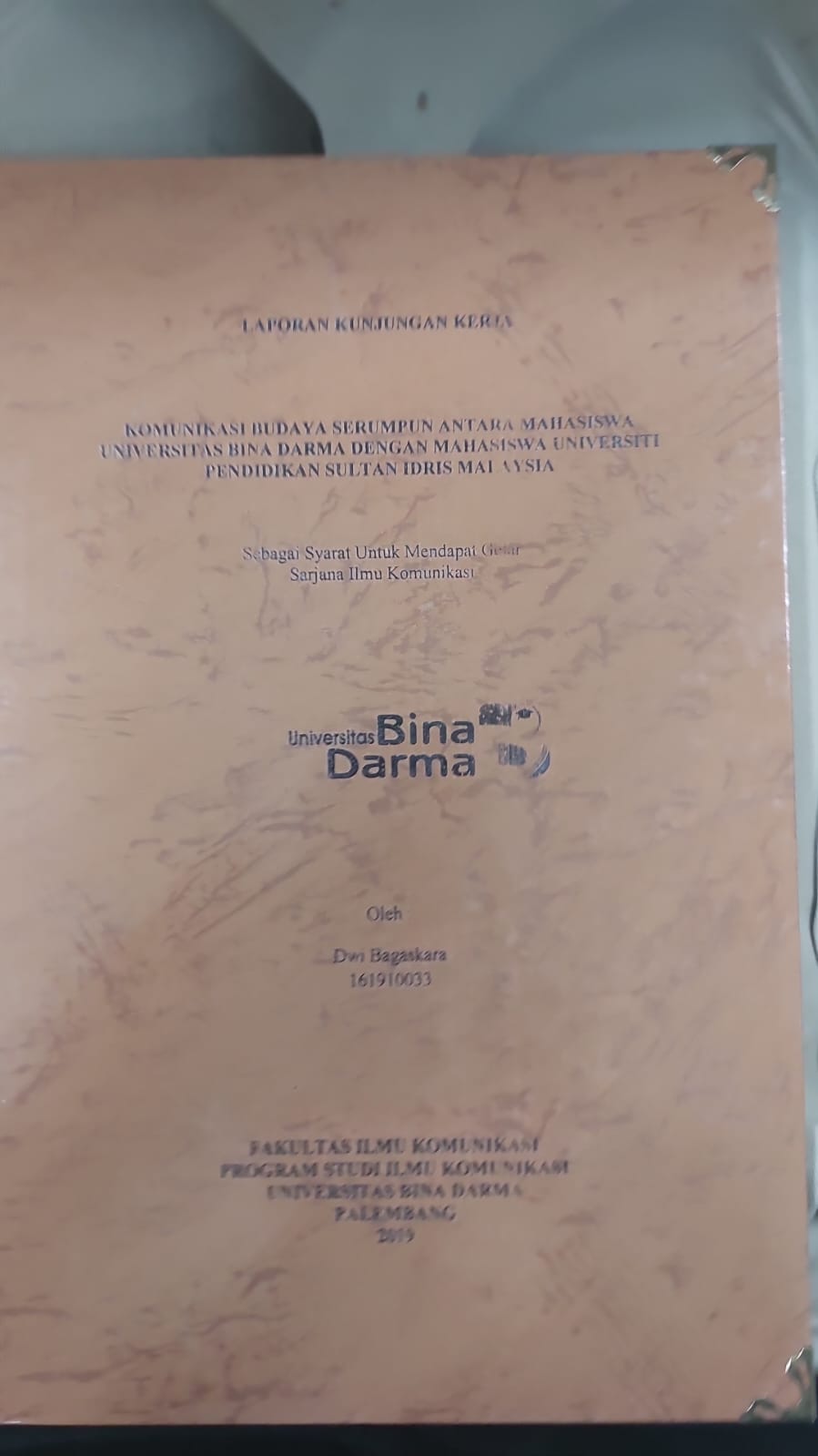 Cover KOMUNIKASI BUDAYA SERUMPUN ANTARA MAHASISWA UNIVERSITAS BINA DARMA DENGAN MAHASISWA UNIVERSITI PENDIDIKAN SULTAN IDRIS MALAYSIA / DWI BAGASKARA