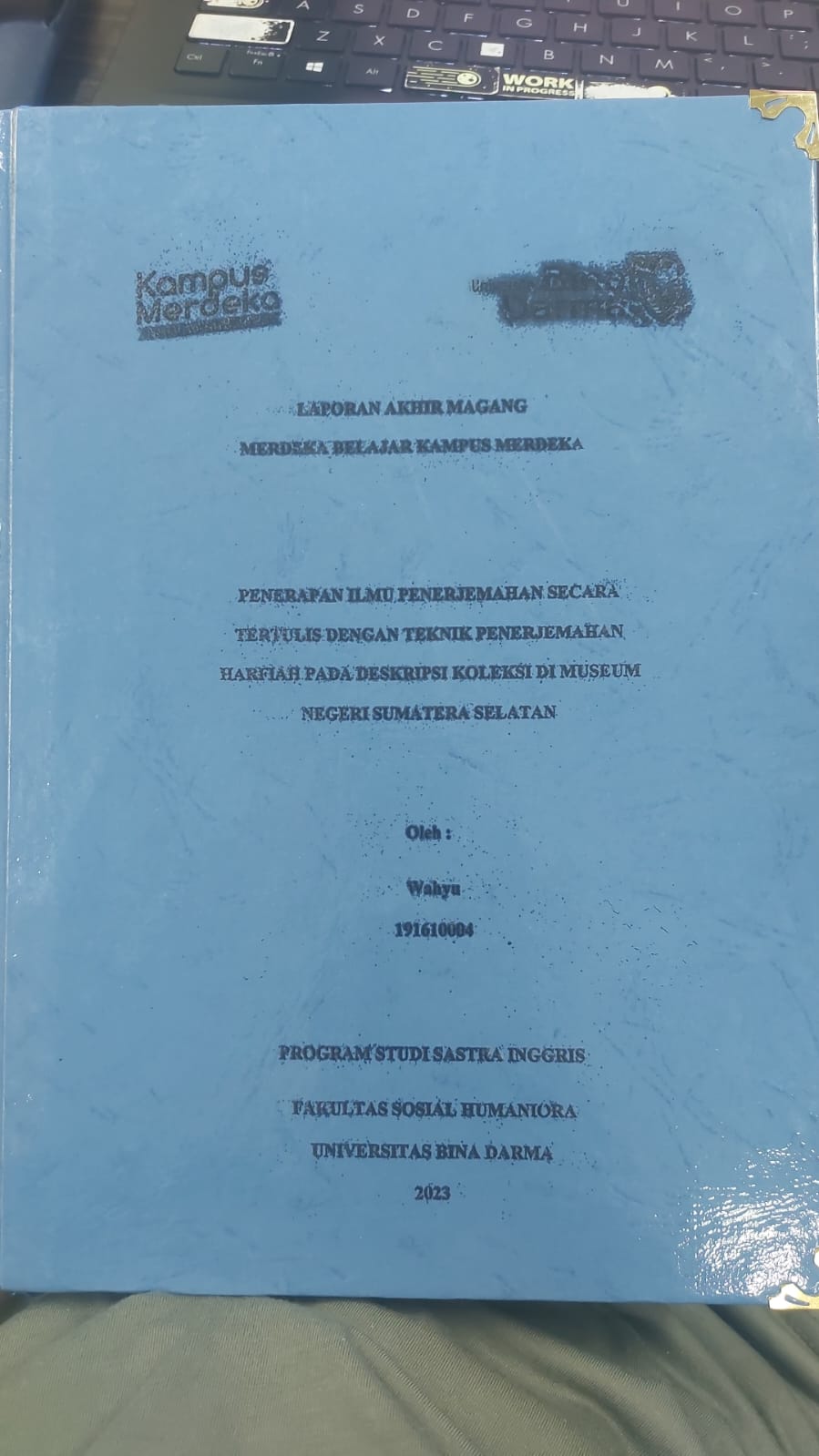Cover PENERAPAN ILMU PENERJEMAHAN SECARA TERTULIS DENGAN TEKNIK PENERJEMAHAN HARFIAH PADA DESKRIPSI KOLEKSI DI MUSEUM NEGERI SUMATERA SELATAN / WAHYU