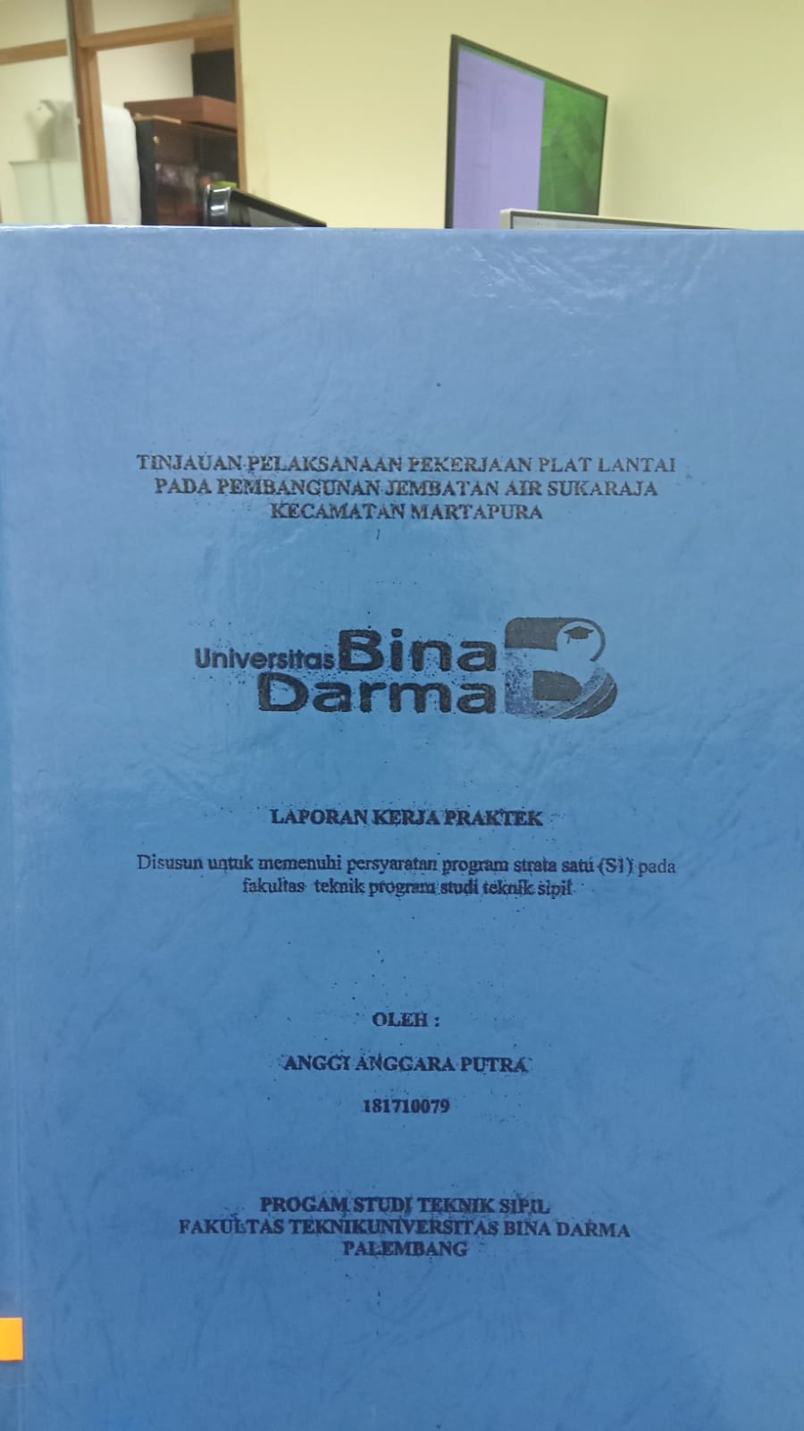 Cover TINJAUAN PELAKSANAAN PEKERJAAN PLAT LANTAI PADA PEMBANGUNAN JEMBATAN AIR SUKA RAJA KECAMATAN MARTAPURA / ANGGI ANGGARA PUTRA