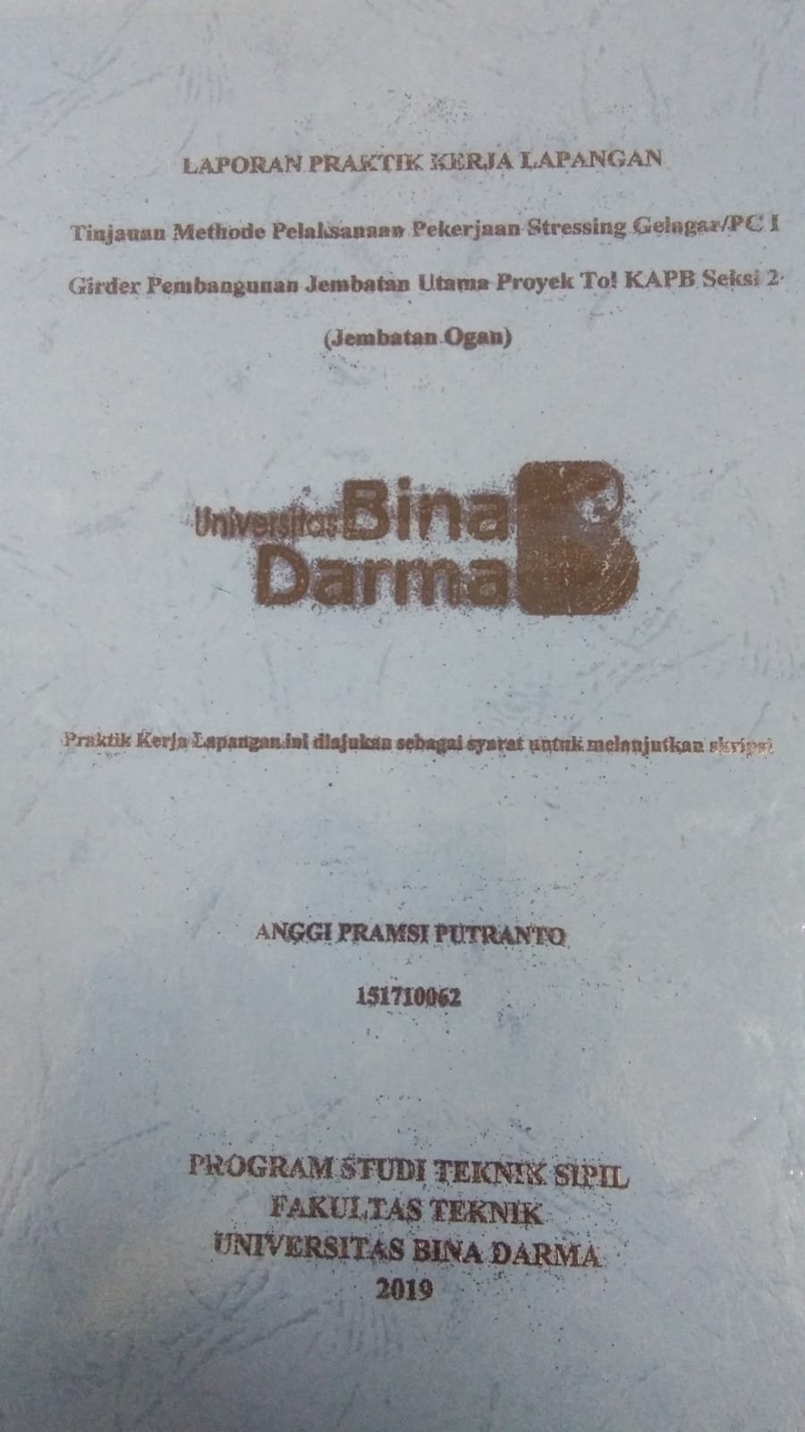 Cover TINJAUAN METHODE PELAKSANAAN PEKERJAAN STRESSING GELAGAR/PC 1 GIRDER PEMBANGUNAN JEMBATAN UTAMA PROYEK TOL KAPB SEKSI 2 (JEMBATAN OGAN) / ANGGI PRAMSI PUTRANTO
