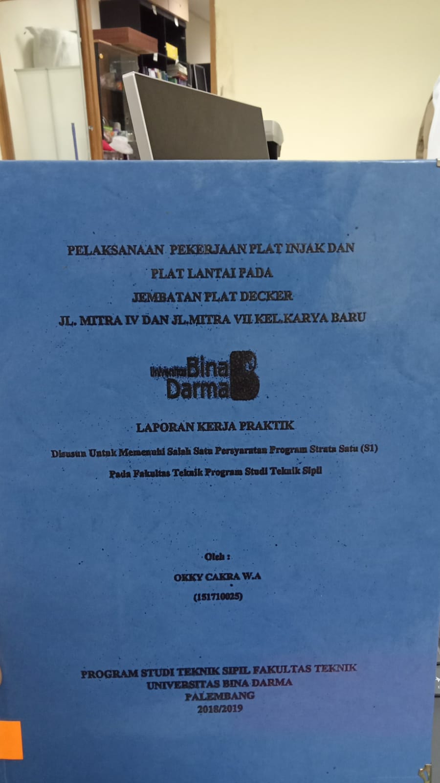 Cover PELAKSANAAN PEKERJAAN PLAT INJAK DAN PLAT LANTAI PADA JEMBATAN PLAT DECKER JL. MITRA IV DAN JL.MITRA VII KEL KARYA BARU / OKKY CAKRA W.A
