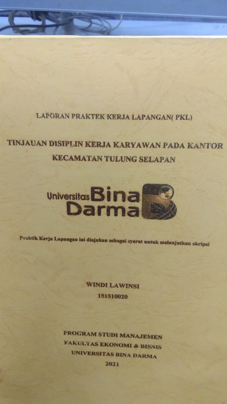 Cover TINJAUAN DISIPLIN KERJA KARYAWAN PADA KANTOR KECAMATAN TULUNG SELAPAN / WINDI LAWINSI