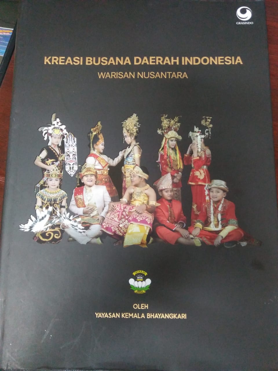 Cover KREASI BUSANA DAERAH INDONESIA WARISAN NUSANTARA / Yayasan Kemala Bhayangkari