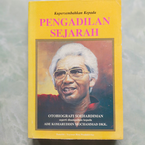Cover KUPERSEMBAHKAN KEPADA PENGADILAN SEJARAH :  Otobiografi Soehardiman / Soehardiman