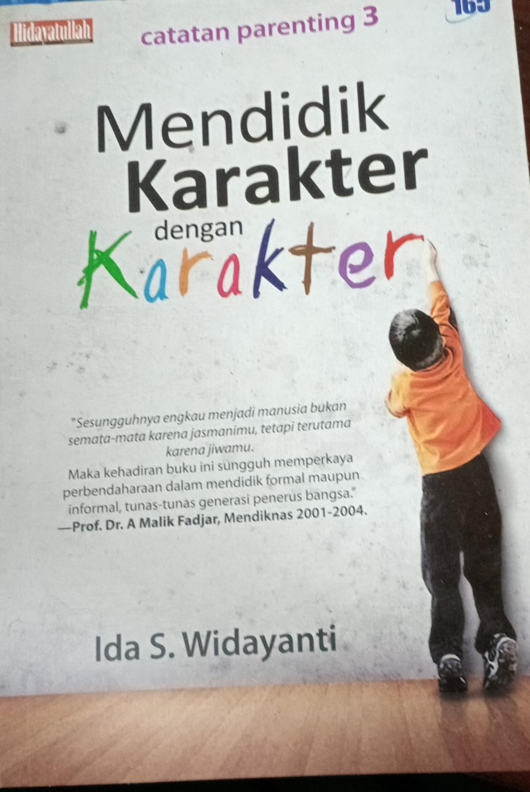 Cover MENDIDIK KARAKTER DENGAN KARAKTER / Ida S. Widayanti