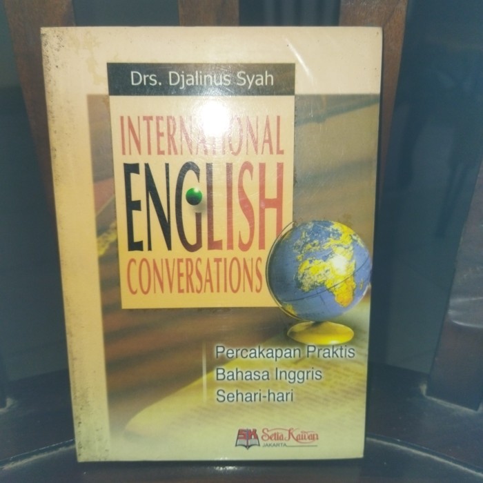 Cover INTERNASIONAL ENGLISH CONVERSATIONS :  Percakapan Praktis Bahasa Inggris Sehari-hari / Drs. Djalinus Syah