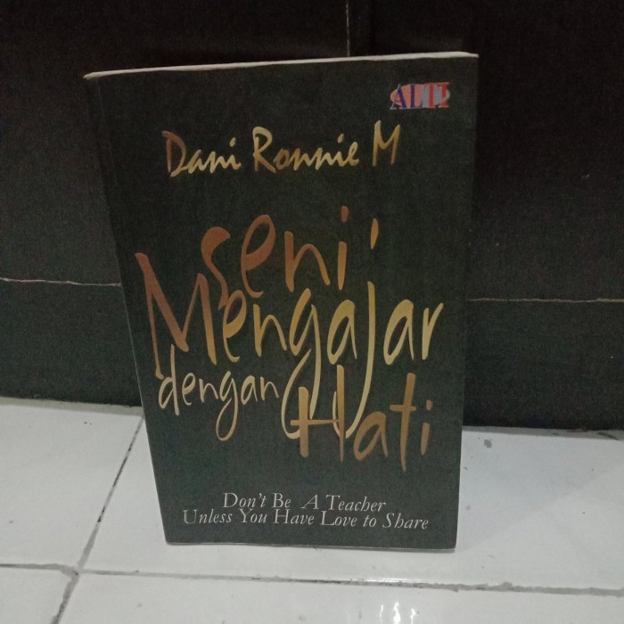 Cover SENI MENGAJAR DENGAN HATI :  Don't Be A Teacher Unless You Have Love to Share / Dani Ronnie M