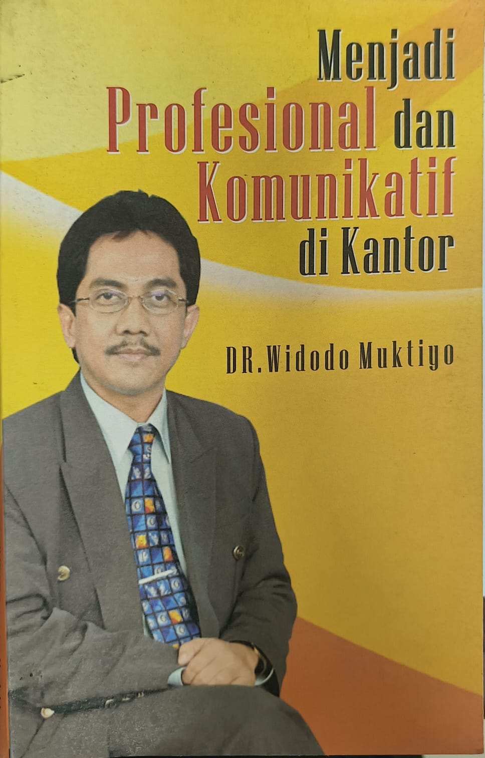 Cover Menjadi Profesional dan Komunikatif di Kantor / Dr. Widodo Muktiyo